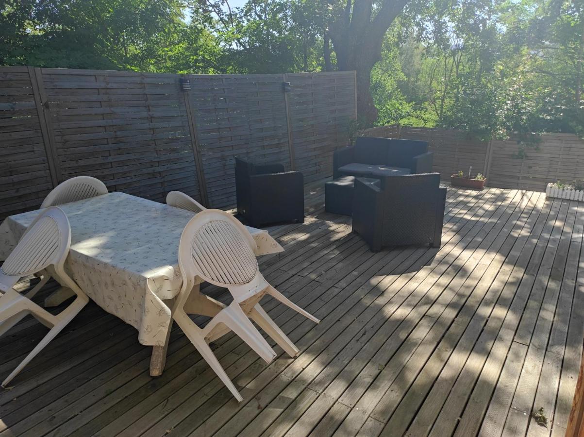 REZ DE CH. Appart 2 Ch. terrasse et parking Lurs